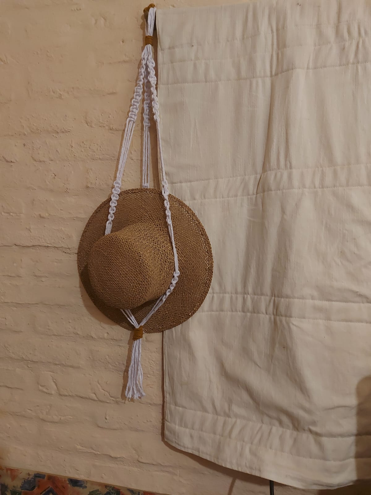 Porta sombreros hecho en Macramé